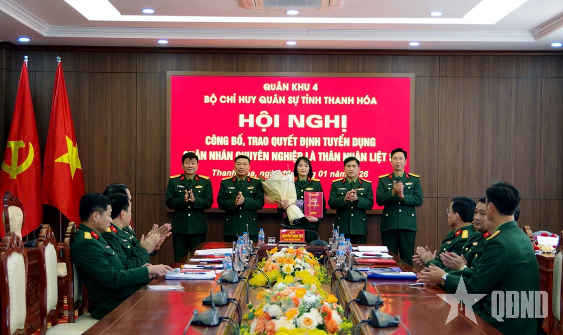 Bộ CHQS tỉnh Thanh Hóa công bố quyết định tuyển dụng vợ liệt sĩ Lê Xuân Quân